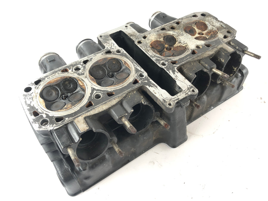 Kawasaki GPZ 550 [KZ550D] - Cylinder head