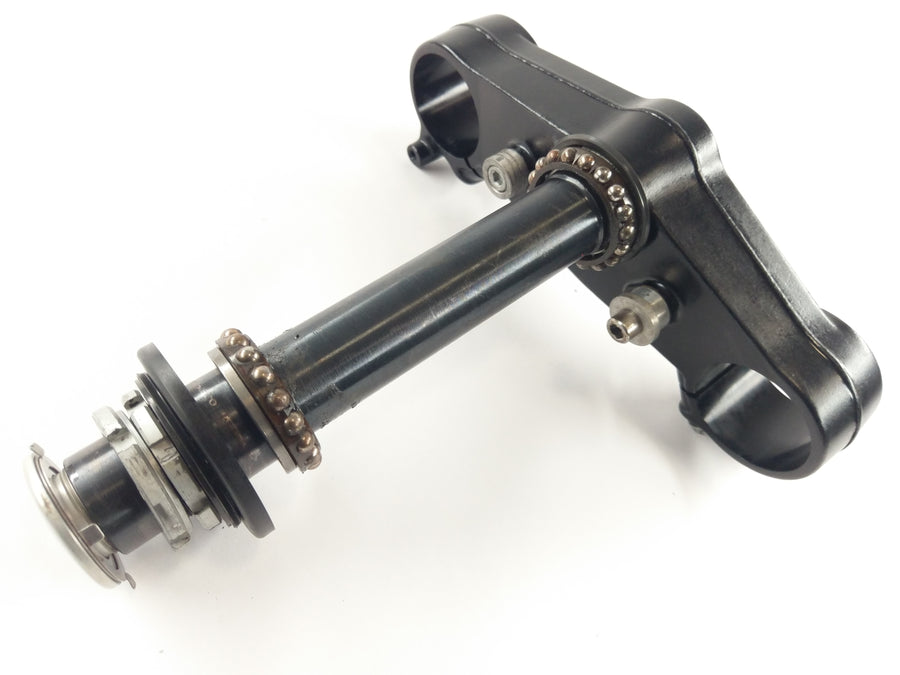 Aprilia RST 1000 Futura [2004] - fork bridge below