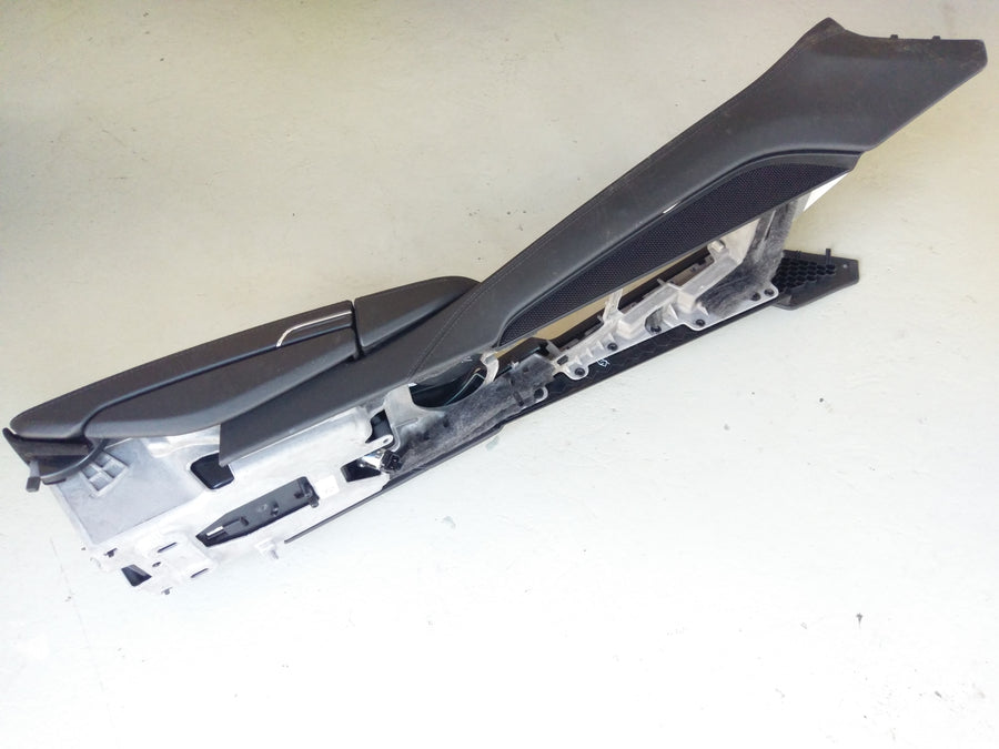 Porsche Panamera Turbo [2010] - Mittelkonsole vorne schwarz Leder Armlehne