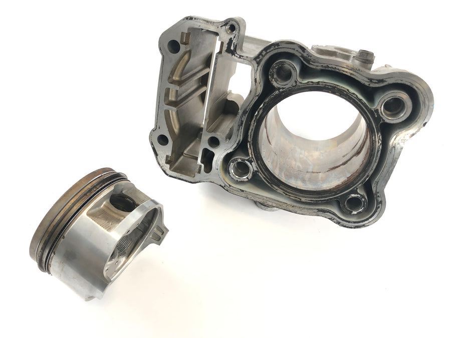 Honda XRV 750 Africa Twin RD04 [1993] - Cylinder with piston cylinder rear