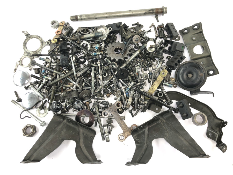 Suzuki GSF 1200 S Bandit WV9A [2006] - Restteile und Schrauben Konvolut Kleinteile