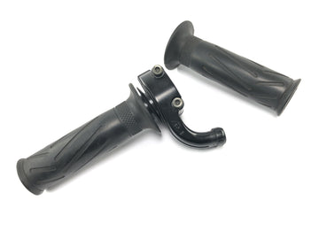 Yamaha YZF R1 RN09 [2002] - Throttle grip twist throttle grip with rubber grip on the right and left