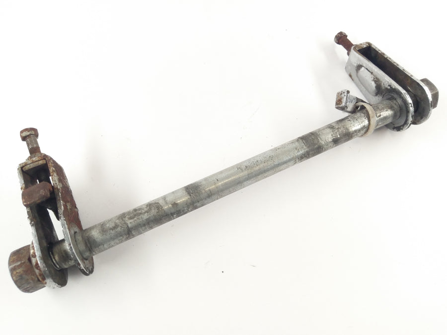 Benelli 504 Sport [1979] - Hinterachse mit Kettenspanner
