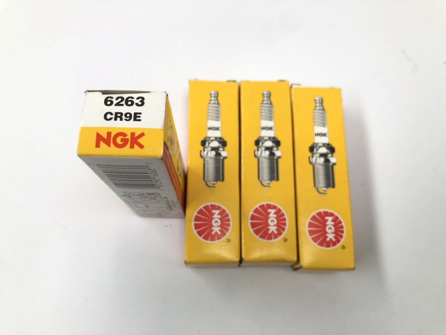 Suzuki GSX-R 1100 W GU75 C [1994] - small parts collection spark plugs carburettor repair set exhaust gaskets bearings