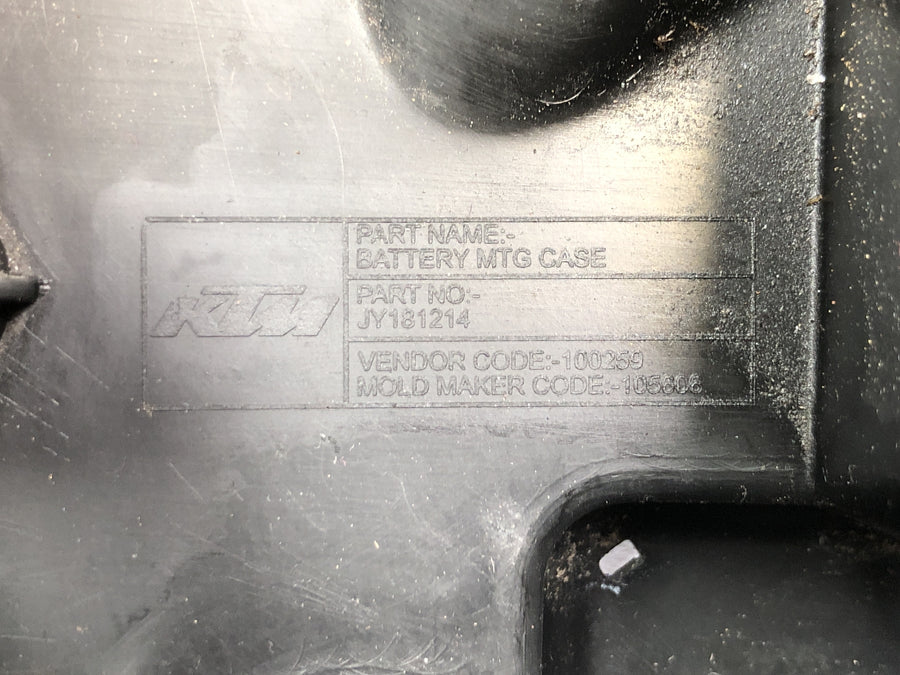 KTM RC 125 [2016] - Batteriekasten Aggregateträger Batteriefach mit Tankverkleidung vorne