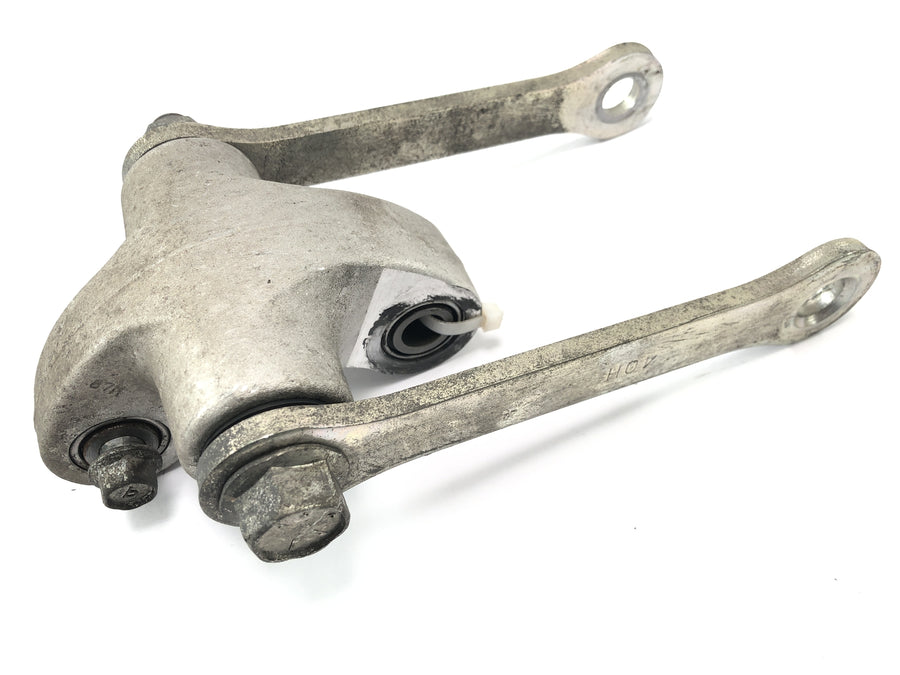 Suzuki VZ 1500 WVCU [2011] - Swingarm deflection shock absorber mount