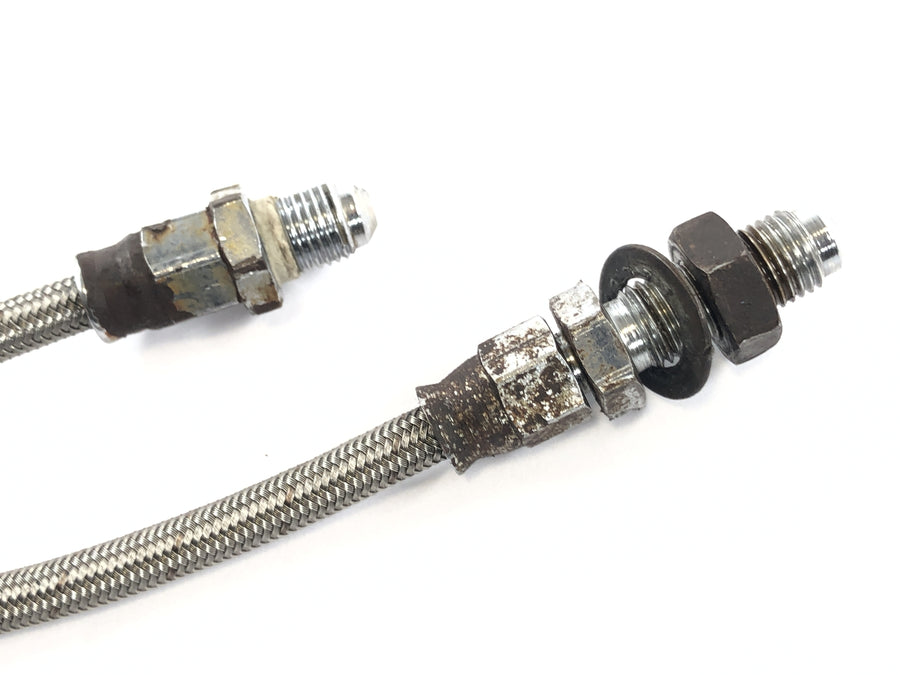 Triumph Bonneville T140V [1976] - brake line at the front steel flex