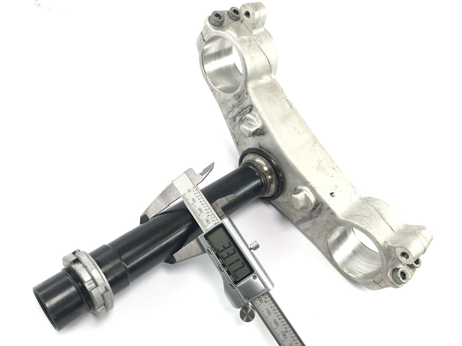 Aprilia RSV 1000 R [2004] - Fork bridge below fork yoke head tube