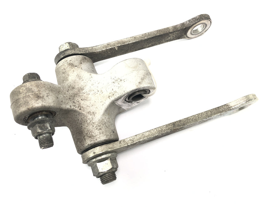 Suzuki VZ 1500 WVCU [2011] - Swingarm deflection shock absorber mount