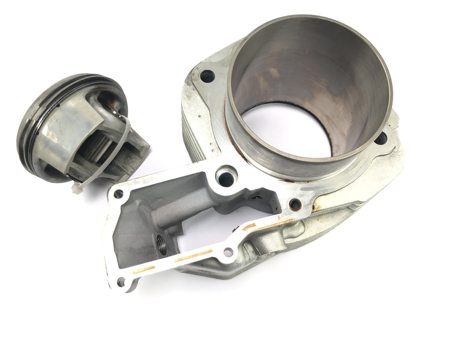 BMW R 1100 S R2S [2000] - cylinder with piston on the right