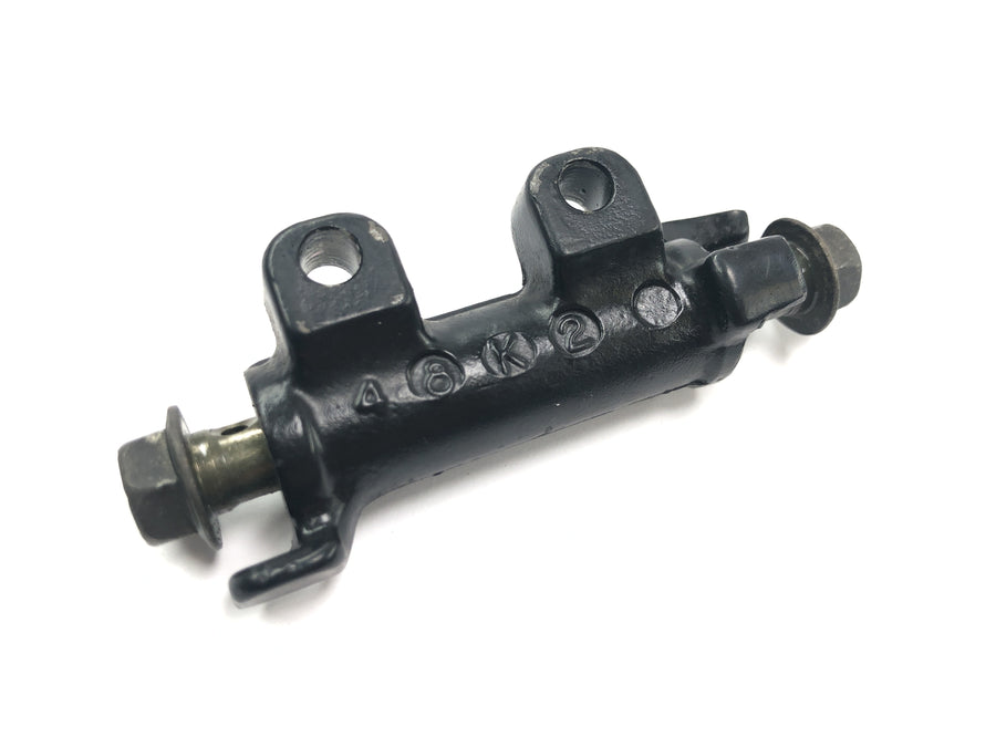 Yamaha XJR 1300 RP02 [1999] - Front brake line distributor