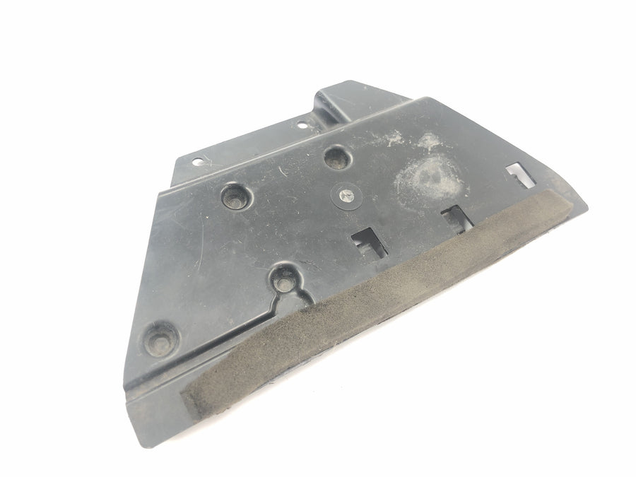 Yamaha YZF R1 RN04 [2001] - Engine cover ignition coil mount bracket
