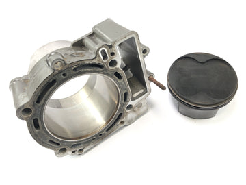 KTM 950 SM LC8 [2008] - cylinder with pistons in the back