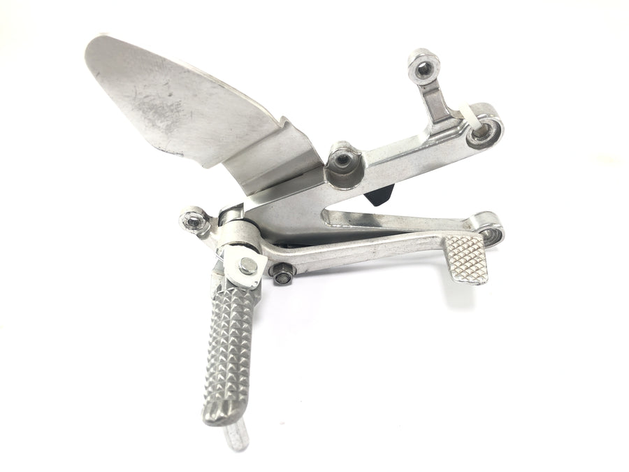 Yamaha YZF R1 RN01 [1998] - footrest system on the right with brake pedal