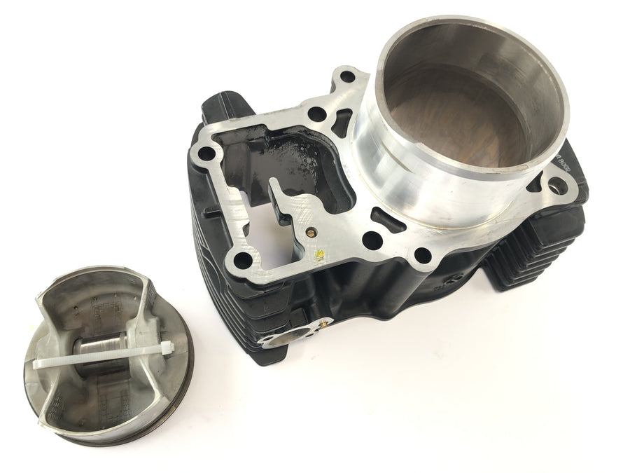 Suzuki VZ 1500 WVCU [2011] - Cylinder with piston cylinder at the rear
