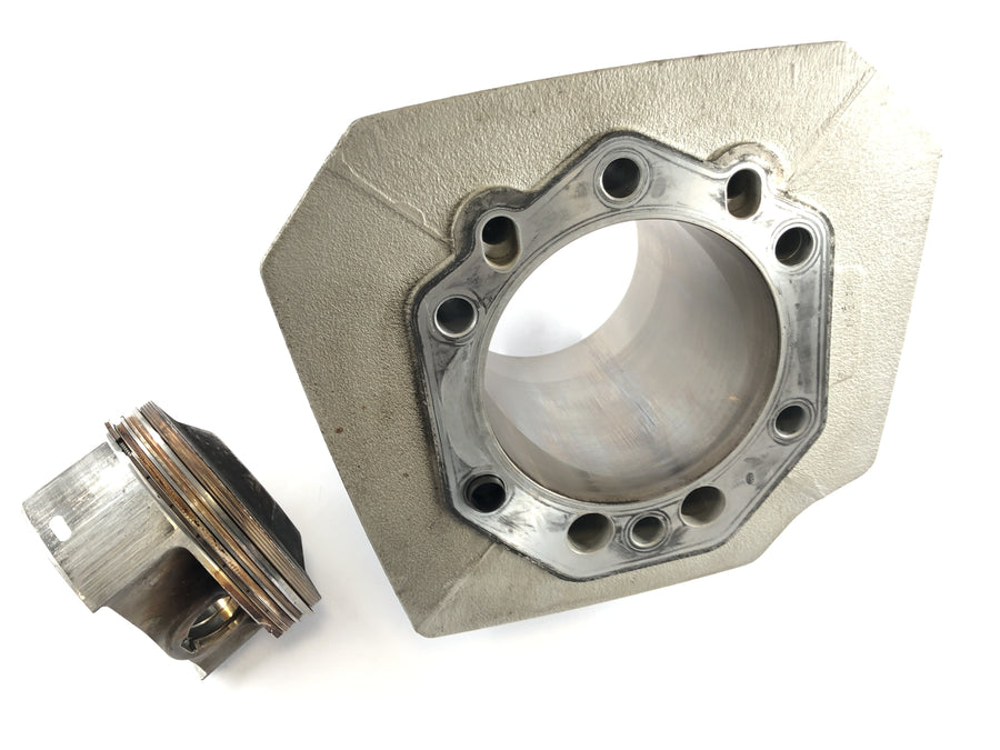 Moto Guzzi Norge 1200 [2006] - cylinder with pistons on the right
