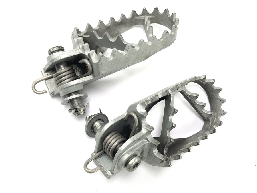 KTM 690 SM Prestige [2007] - Footrests Driver's footrests on the left and right