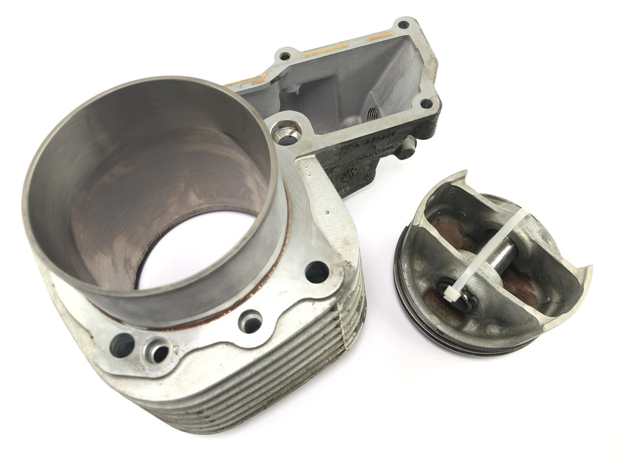 BMW R 1100 S R2S [2000] - cylinder with piston on the right