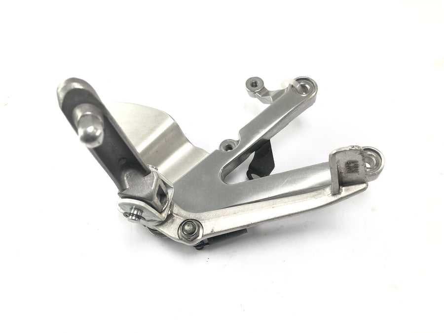Yamaha YZF R1 RN01 [1998] - footrest system on the right with brake pedal