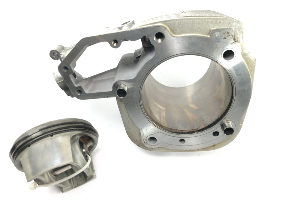 BMW R 1100 S R2S [2000] - cylinder with piston on the right