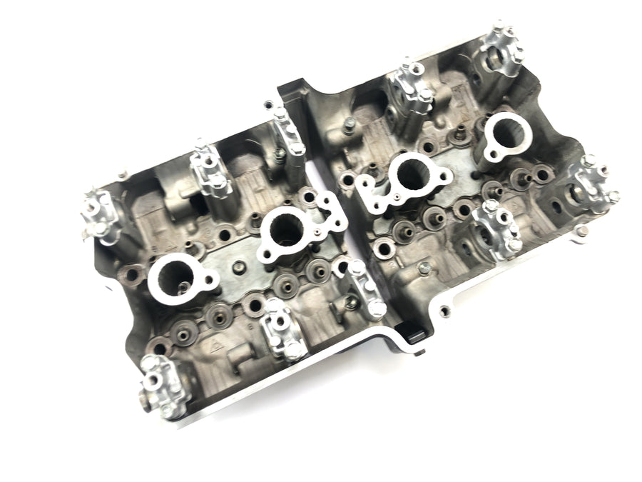 Suzuki GSX R 1100 GU74C [1987] - Cylinder head valve head cylinder head housing