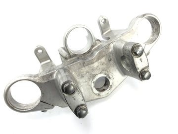 Kawasaki ZR7 ZR750F [1999] - fork bridge above handlebar holder