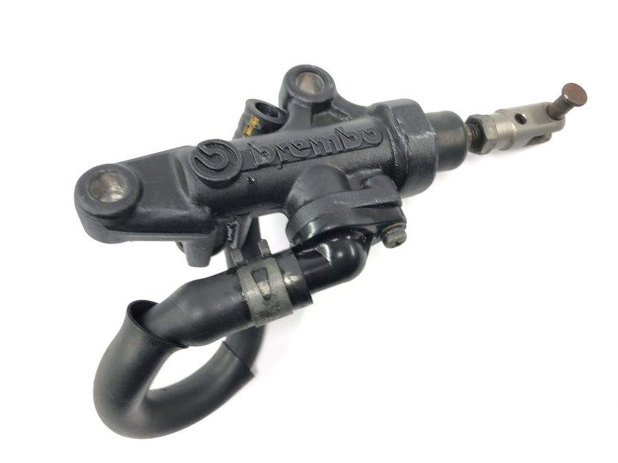 Yamaha YZF R1 RN09 [2003] - Brake pump behind