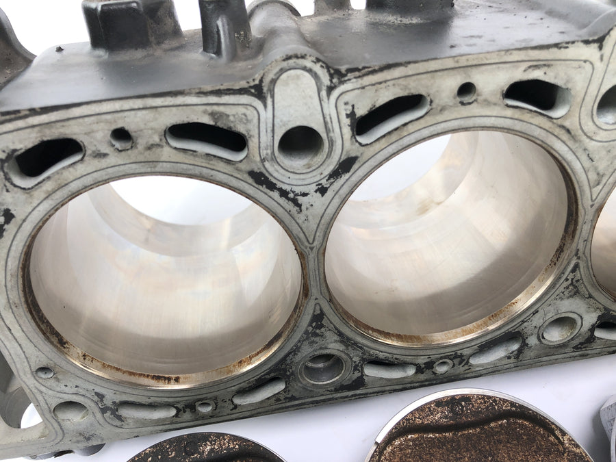 Kawasaki ZRX 1200 S ZRT20A [2002] - cylinder with pistons