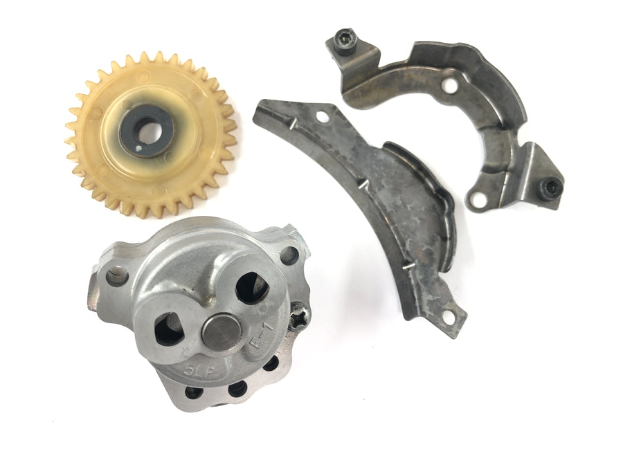 Yamaha MT 03 RM02 [2007] - Oil pump oil pump pump unit with pinion and brackets
