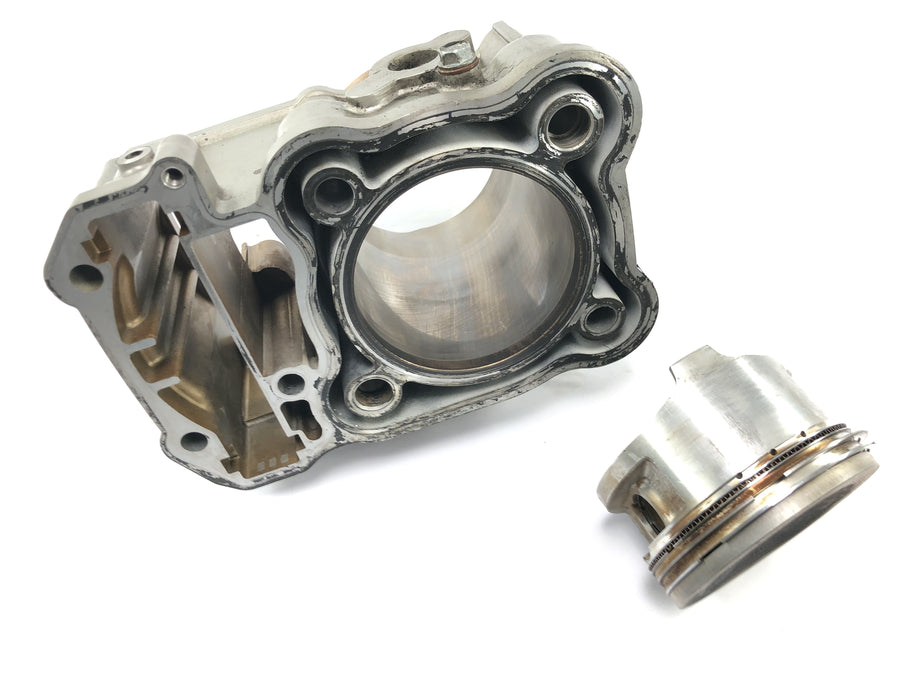 Honda XRV 750 Africa Twin RD04 [1990] - Cylinder with rear piston