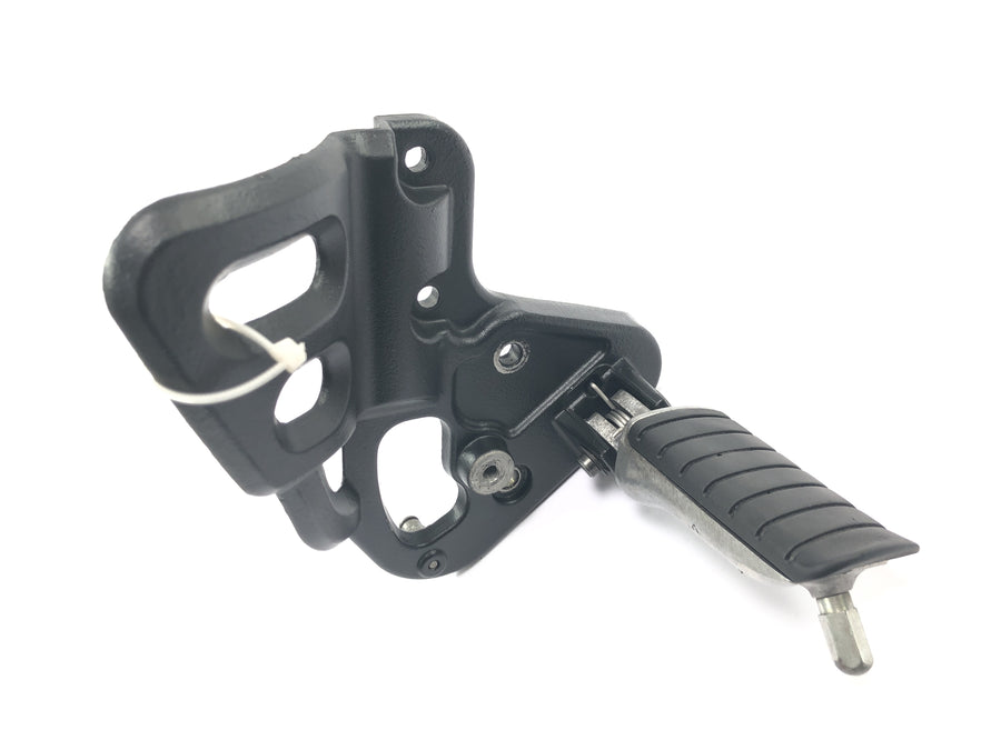Triumph Tiger 955i 709EN [2003] - Driver's footrest on the right with holder for the footrest system