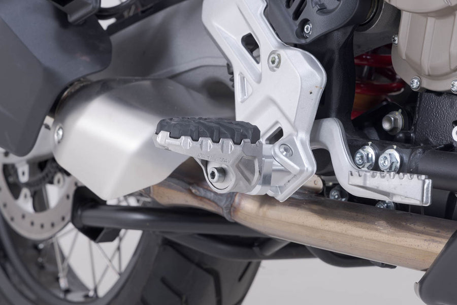 [SW-MOTECH] - EVO pair of footrests, version FRS.28.112.10000 – Figure 1