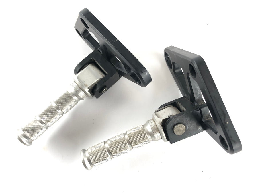 Ducati 888 Strada [1993] - Passenger footrests with holder left and right