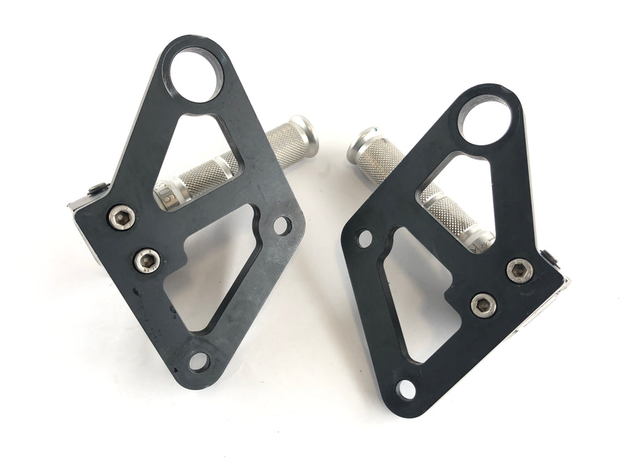 Ducati 888 Strada [1993] - Passenger footrests with holder left and right